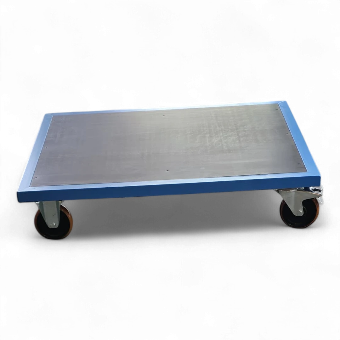 Plattformwagen Basisversion - Robuster Transportwagen für Lager und Industrie. Stahlrahmen, 4 Lenkrollen, bis 1000 kg Traglast.