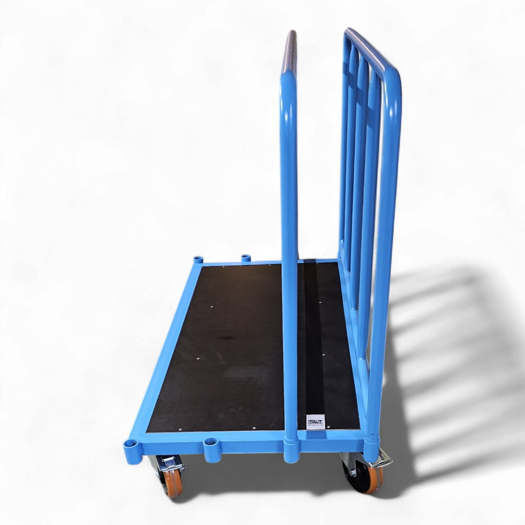 Robuster Längswandwagen aus Stahl mit hoher Längswand für den sicheren Transport von Gütern in Lager und Werkstatt.