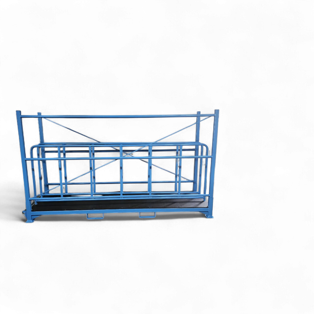Stabiles Tafelregal für die platzsparende vertikale Lagerung von Blech- und Holztafeln in einer Industriehalle.