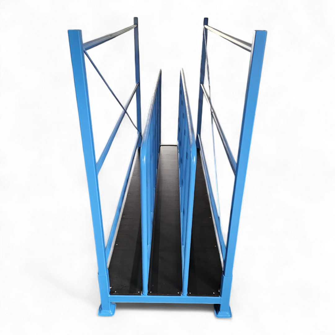 Stabiles Tafelregal für die platzsparende vertikale Lagerung von Blech- und Holztafeln in einer Industriehalle.