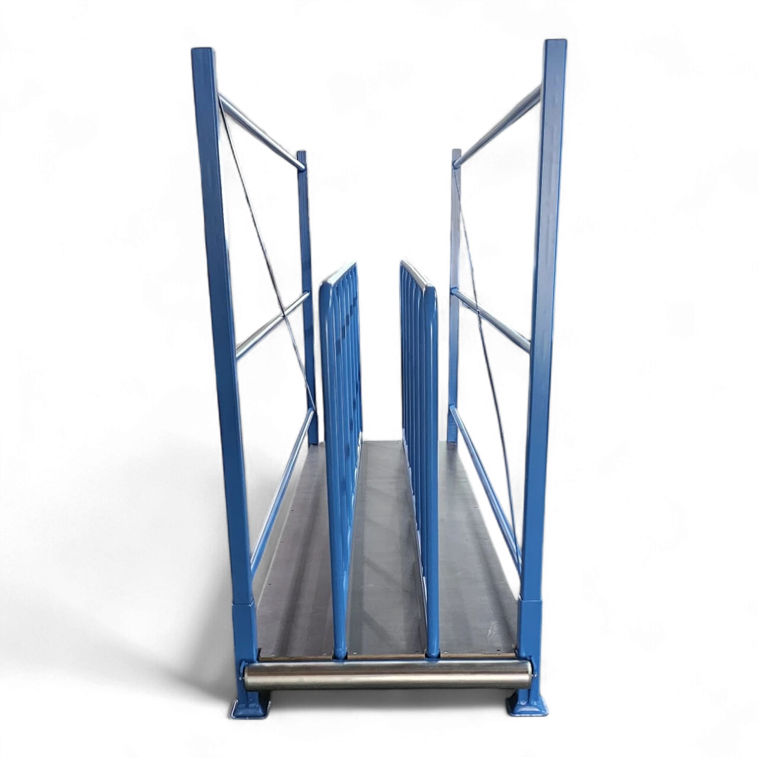 Stabiles Tafelregal für die platzsparende vertikale Lagerung von Blech- und Holztafeln in einer Industriehalle.