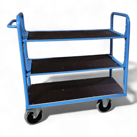 Kommissionierwagen mit mehreren Ebenen, Rollen und Griffen zum Transport von Waren in Lagern. Praktisch für effizientes Kommissionieren und Lagerlogistik.