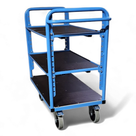 Kommissionierwagen mit mehreren Ebenen, Rollen und Griffen zum Transport von Waren in Lagern. Praktisch für effizientes Kommissionieren und Lagerlogistik.