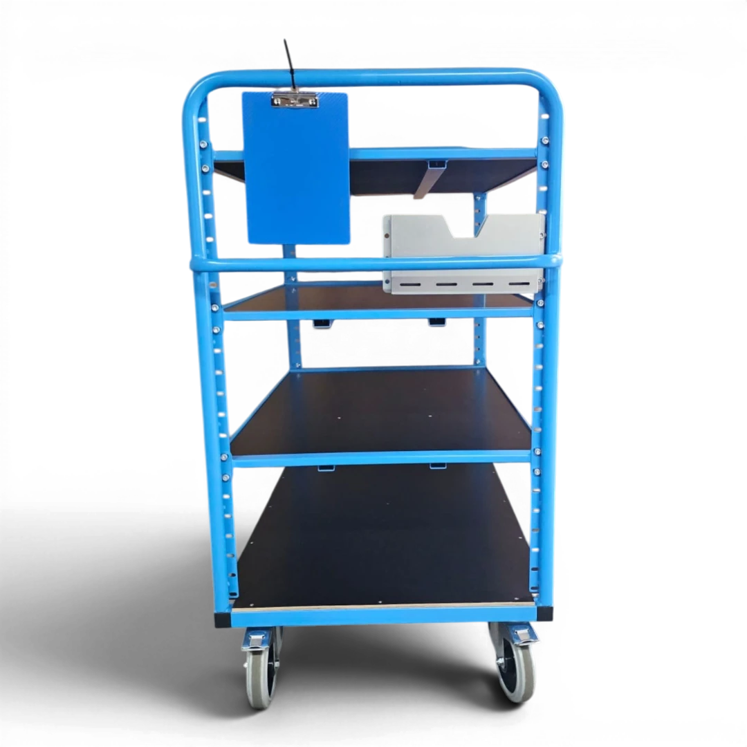 Kommissionierwagen mit mehreren Ebenen, Rollen und Griffen zum Transport von Waren in Lagern. Praktisch für effizientes Kommissionieren und Lagerlogistik.
