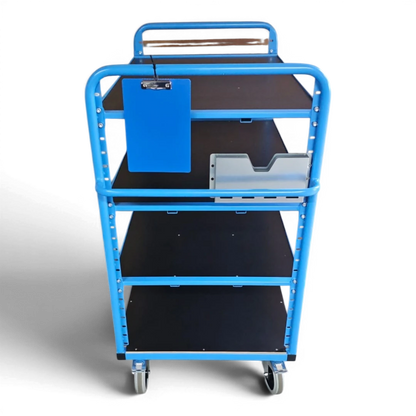 Kommissionierwagen mit mehreren Ebenen, Rollen und Griffen zum Transport von Waren in Lagern. Praktisch für effizientes Kommissionieren und Lagerlogistik.