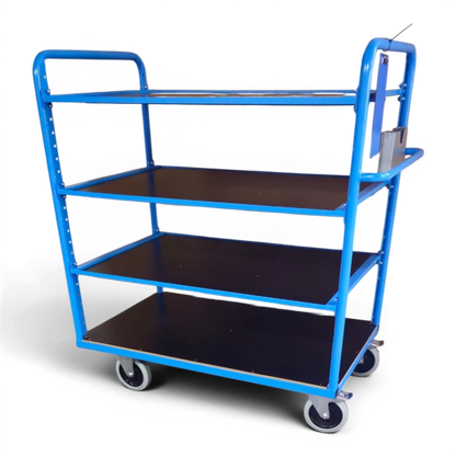 Kommissionierwagen mit mehreren Ebenen, Rollen und Griffen zum Transport von Waren in Lagern. Praktisch für effizientes Kommissionieren und Lagerlogistik.