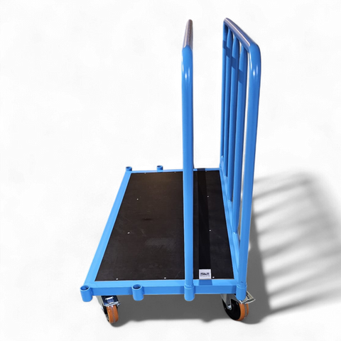 Robuster Längswandwagen aus Stahl mit hoher Längswand für den sicheren Transport von Gütern in Lager und Werkstatt.