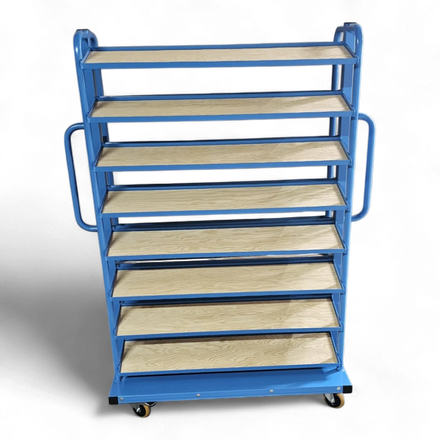 Kompakt-Rollwagen für Sichtlagerkästen - Schmale Bauform für enge Gänge, ideal für Werkstätten und Lager.