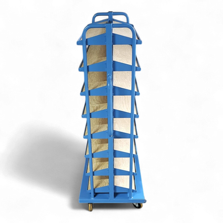 Kompakt-Rollwagen für Sichtlagerkästen - Schmale Bauform für enge Gänge, ideal für Werkstätten und Lager.
