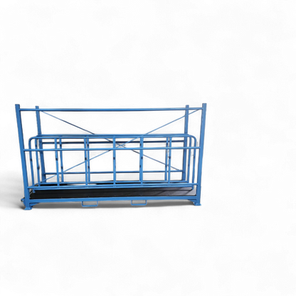 Stabiles Tafelregal für die platzsparende vertikale Lagerung von Blech- und Holztafeln in einer Industriehalle.