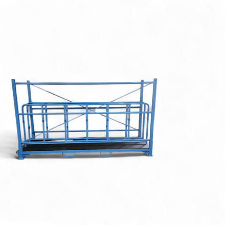 Stabiles Tafelregal für die platzsparende vertikale Lagerung von Blech- und Holztafeln in einer Industriehalle.