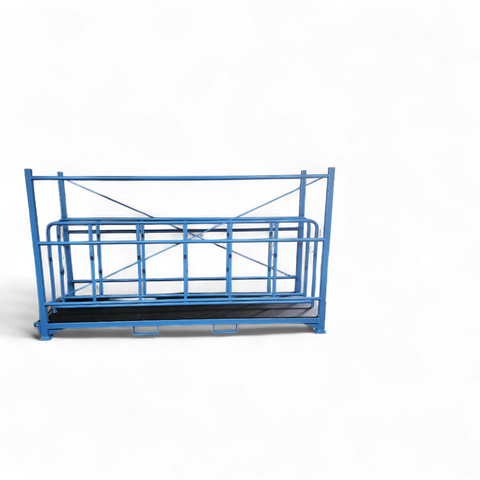 Stabiles Tafelregal für die platzsparende vertikale Lagerung von Blech- und Holztafeln in einer Industriehalle.