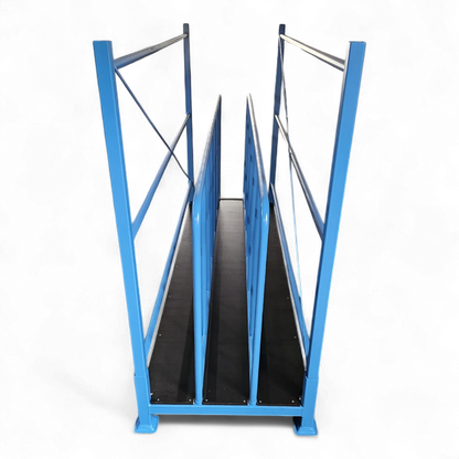 Stabiles Tafelregal für die platzsparende vertikale Lagerung von Blech- und Holztafeln in einer Industriehalle.