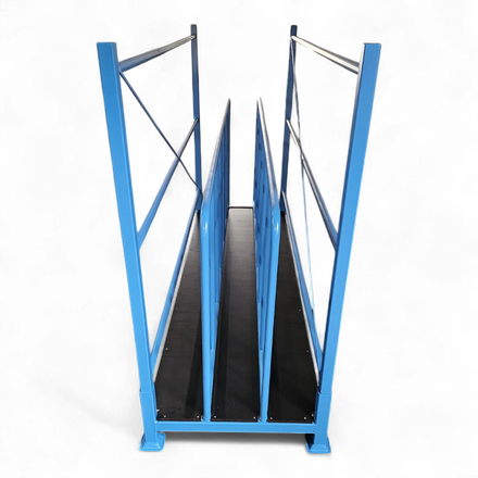 Stabiles Tafelregal für die platzsparende vertikale Lagerung von Blech- und Holztafeln in einer Industriehalle.