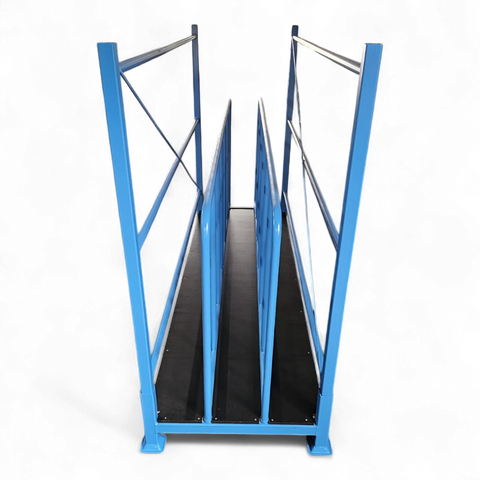 Stabiles Tafelregal für die platzsparende vertikale Lagerung von Blech- und Holztafeln in einer Industriehalle.